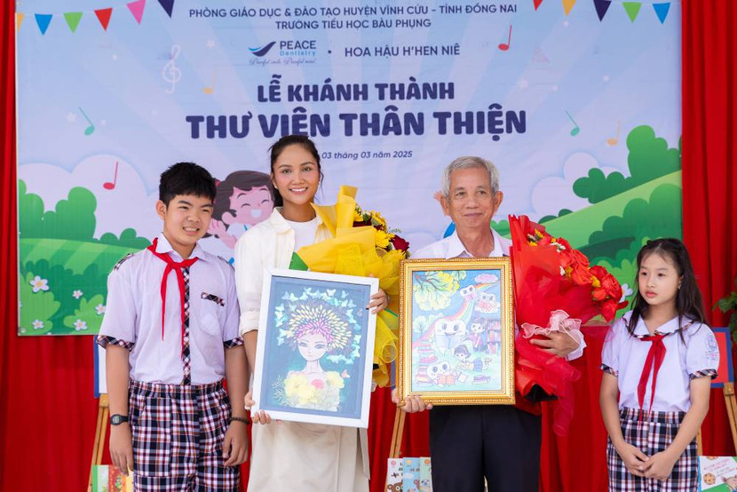 Cô thích thú nhận những món quà tặng rất dễ thương của các bạn nhỏ