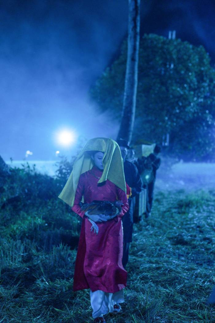 Cảnh rước dâu trong đêm nhuồm màu ma mi