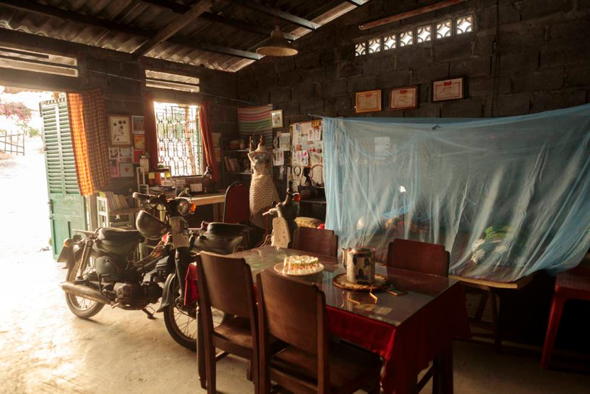 Đạo diễn Lý Hải và ekip đã dùng chiêu "mua cũ đổi mới" để các vật dụng được chân thật và gần gũi hơn