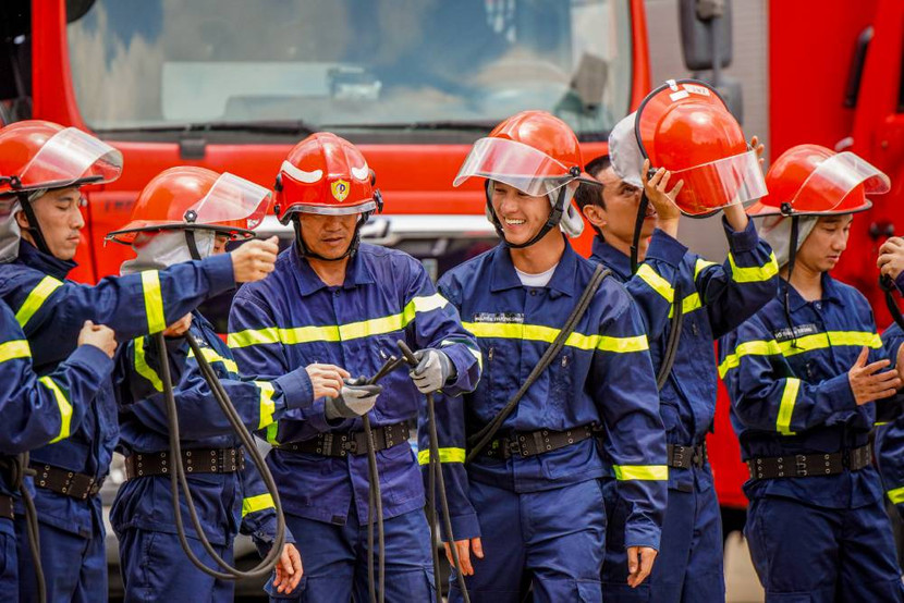 Các chiến sĩ luyện tập thắt nút dây