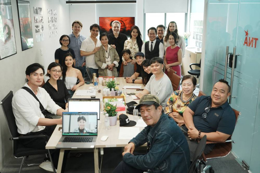 Các diễn viên của "Chrysalis" dành nhiều thời gian để tập luyện cùng nhau Các diễn viên của "Chrysalis" dành nhiều thời gian để tập luyện cùng nhau