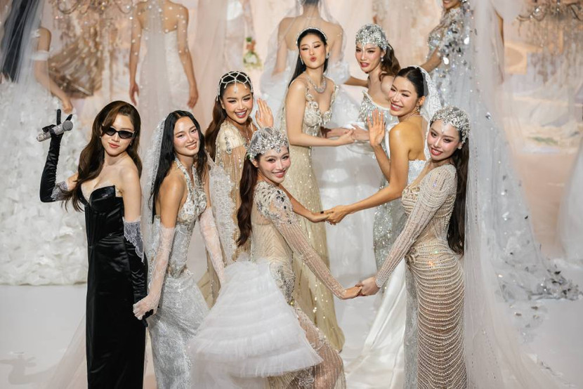 Các người đẹp vui vẻ tạo dáng nhí nhảnh sau hậu trường