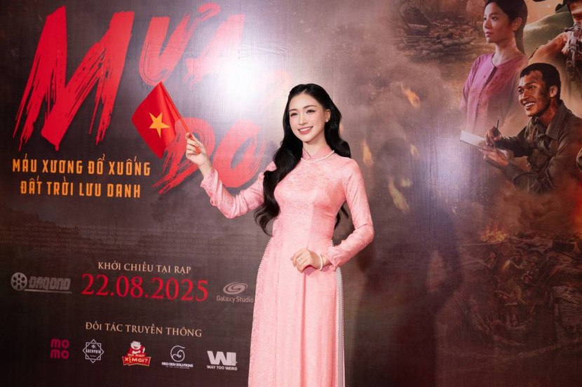 Ca sĩ Hoà Minzy - người thể hiện ca khúc nhạc phim "Mưa đỏ". Cô cũng tham gia một vai khách mời trong phim Ca sĩ Hoà Minzy - người thể hiện ca khúc nhạc phim "Mưa đỏ". Cô cũng tham gia một vai khách mời trong phim