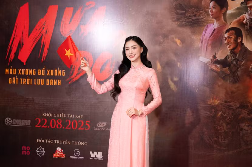 Ca sĩ Hoà Minzy - người thể hiện ca khúc nhạc phim "Mưa đỏ". Cô cũng tham gia một vai khách mời trong phim