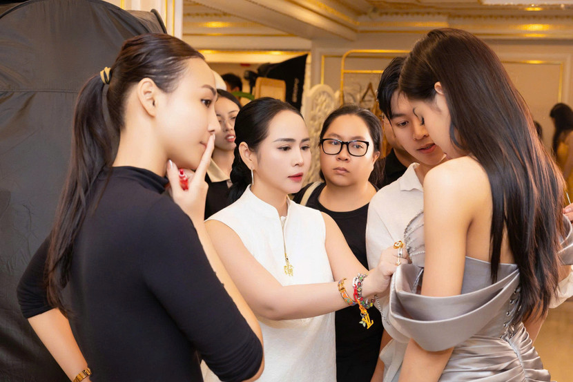 NTK Thanh Hương Bùi chỉnh lại các thiết kế cho đêm diễn Vietnam Beauty Fashion Fest