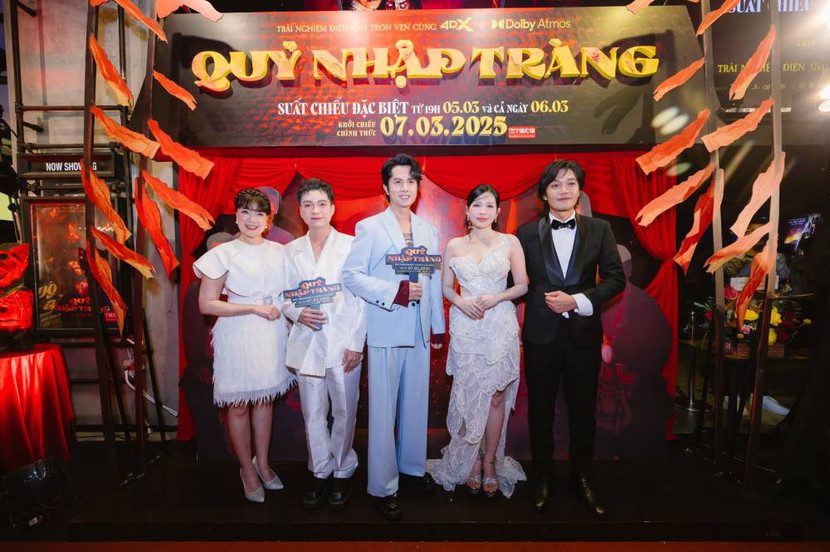 Huỳnh Phương bảnh bao đến chúc mừng Khả Như. Thời gian qua, cặp đôi thường xuyên xuất hiện cùng nhau và được bạn bè và khán giả "đẩy thuyền" rất nhiều