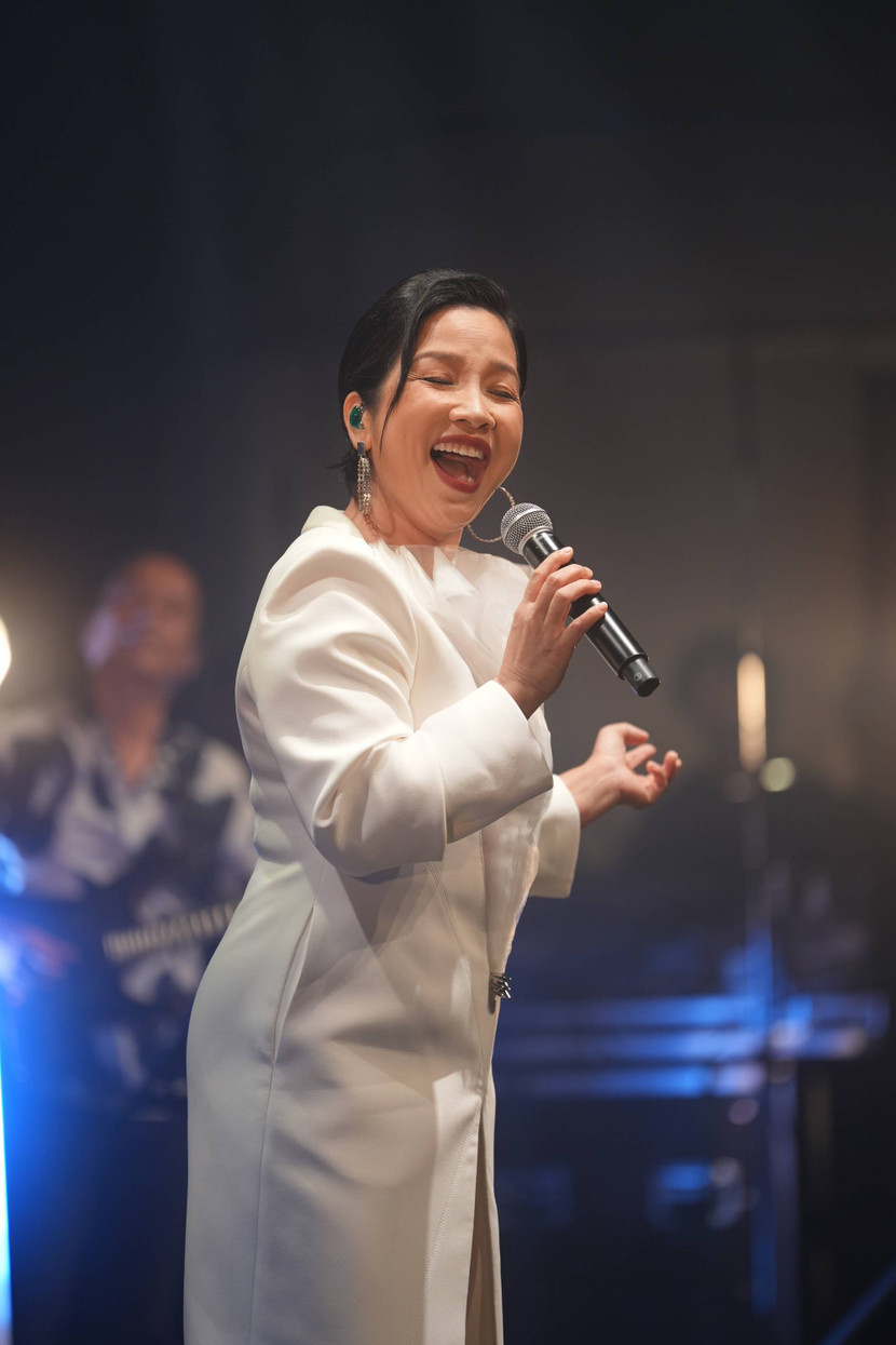 Mỹ Linh còn thể hiện ca khúc Nhật Bản bất hủ “Trời còn làm mưa mãi” bằng tiếng Nhật, tạo nên một nhịp cầu giao thoa văn hóa tinh tế
