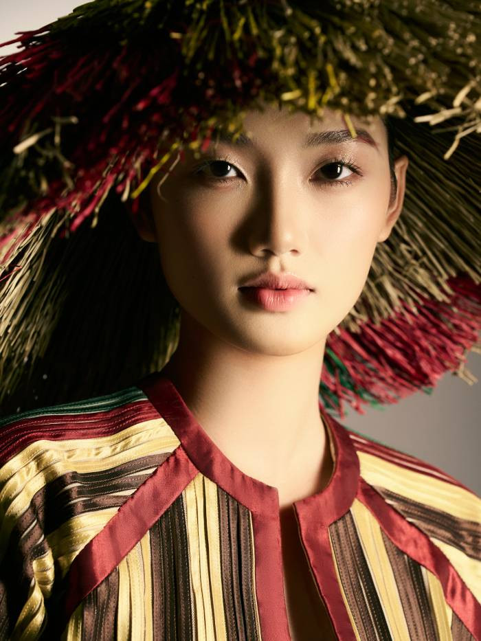 Quỳnh Anh không chỉ khoác lên mình một chiếc váy, mà còn khoác cả một câu chuyện về những miền ký ức mộc mạc được truyền tải tinh tế bằng thời trang Quỳnh Anh không chỉ khoác lên mình một chiếc váy, mà còn khoác cả một câu chuyện về những miền ký ức mộc mạc được truyền tải tinh tế bằng thời trang