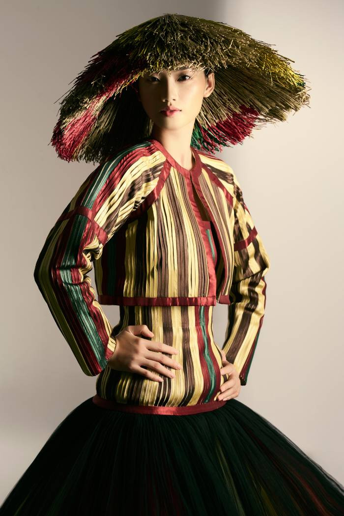 Toàn bộ bốn thiết kế trong bộ ảnh của Quỳnh Anh đều là những sáng tạo lấy cảm hứng từ chất liệu dân gian kết hợp thời trang đương đại đầy tinh tế và cuốn hút của NTK Nguyễn Minh Công Toàn bộ bốn thiết kế trong bộ ảnh của Quỳnh Anh đều là những sáng tạo lấy cảm hứng từ chất liệu dân gian kết hợp thời trang đương đại đầy tinh tế và cuốn hút của NTK Nguyễn Minh Công