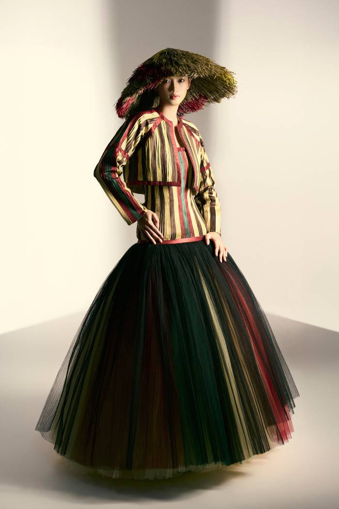 Chiếc đầm có phần thân trên ôm sát và phần đuôi váy bồng xòe, Quỳnh Anh khoe trọn nét high fashion, sang trọng và bí ẩn. Điểm đặc biệt ở trang phục này chính là cách Nguyễn Minh Công sử dụng chất liệu chiếu cói đầy tinh tế khi có thể khoe trọn nét đẹp duyên dáng, gợi cảm nhưng vẫn tôn vinh nét đẹp mềm mại với đường cong nuột nà của người phụ nữ Việt Chiếc đầm có phần thân trên ôm sát và phần đuôi váy bồng xòe, Quỳnh Anh khoe trọn nét high fashion, sang trọng và bí ẩn. Điểm đặc biệt ở trang phục này chính là cách Nguyễn Minh Công sử dụng chất liệu chiếu cói đầy tinh tế khi có thể khoe trọn nét đẹp duyên dáng, gợi cảm nhưng vẫn tôn vinh nét đẹp mềm mại với đường cong nuột nà của người phụ nữ Việt