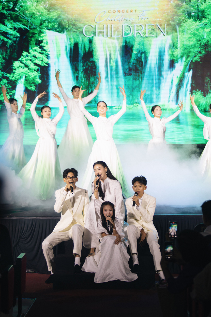 Hoa hậu Hà Kiều Anh cùng các con hoà giọng trong ca khúc "Người gieo mầm xanh" Hoa hậu Hà Kiều Anh cùng các con hoà giọng trong ca khúc "Người gieo mầm xanh"