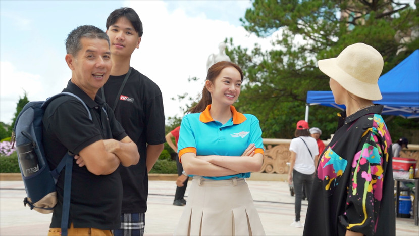 Kaity Nguyễn và nhà sản xuất Trinh Hoan trên trường quay "Yêu nhầm bạn thân" Kaity Nguyễn và nhà sản xuất Trinh Hoan trên trường quay "Yêu nhầm bạn thân"