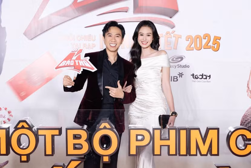 Vợ chồng diễn viên Anh Đức rạng rỡ tại sự kiện. Vợ Anh Đức - diễn viên Minh Anh cũng vừa hoàn thành xong bộ phim "Thám tử Kiên" của đạo diễn Victor Vũ