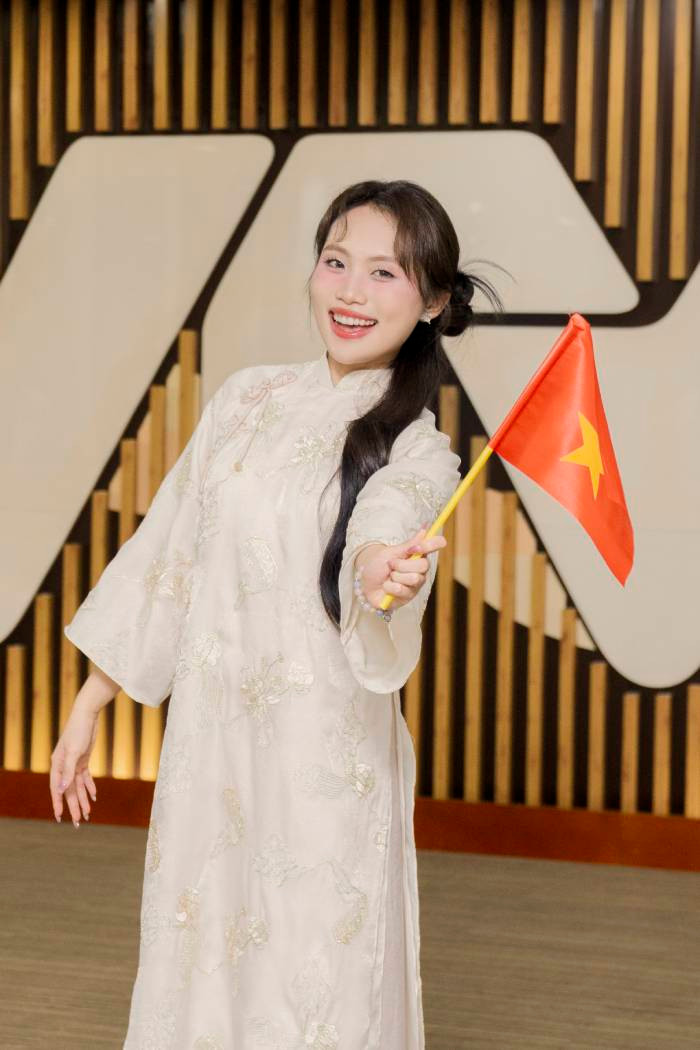 Phương Mỹ Chi trong buổi sơ duyệt cho chương trình Lễ kỷ niệm 50 năm Thống nhất đất nước