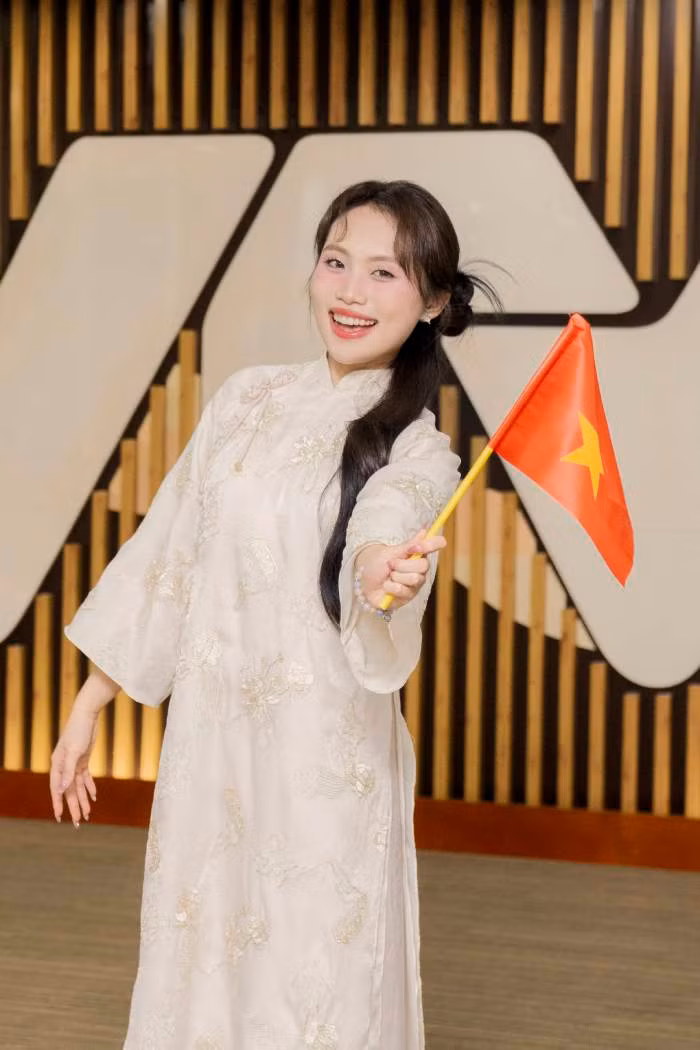 Phương Mỹ Chi trong buổi sơ duyệt cho chương trình Lễ kỷ niệm 50 năm Thống nhất đất nước