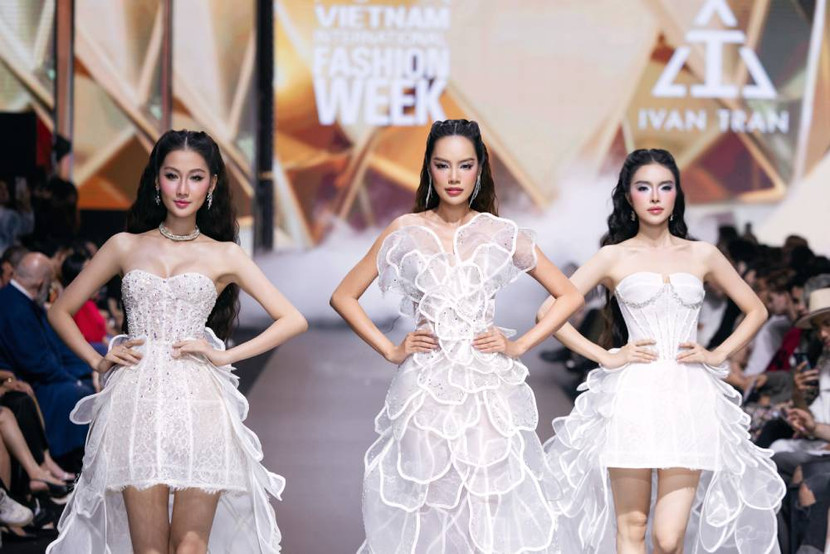 Dàn hoa, á hậu của Miss Grand Vietnam - Hoa hậu Hòa bình Việt Nam hội ngộ trên sàn diễn Dàn hoa, á hậu của Miss Grand Vietnam - Hoa hậu Hòa bình Việt Nam hội ngộ trên sàn diễn