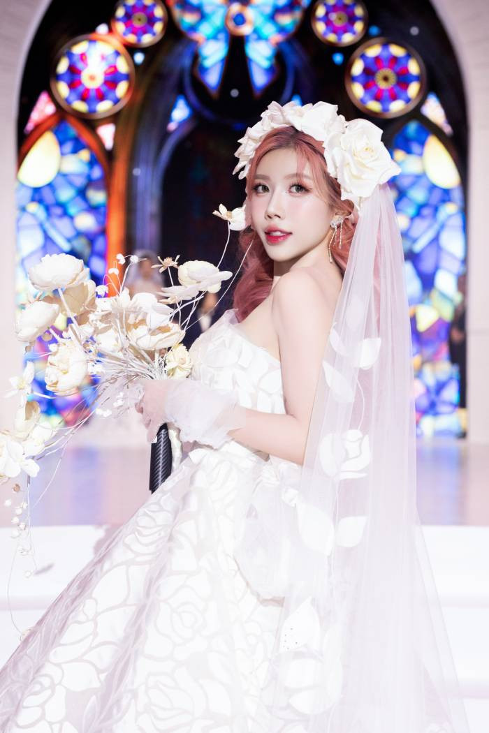 Trang Pháp rạng rỡ trong vai trò vedette Trang Pháp rạng rỡ trong vai trò vedette