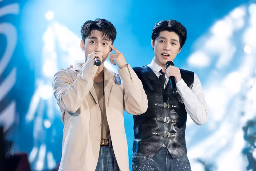 Cả hai đã mang lại phần biểu diễn "Chạm khẽ tim anh một chút thôi" những cảm xúc mới mẻ. Noo Phước Thịnh dành nhiều lời khen có cánh cho "đàn em"