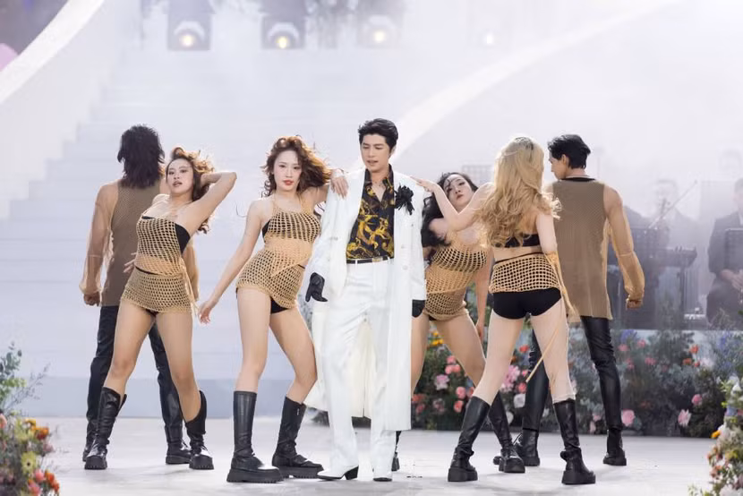 Noo Phước Thịnh xuất hiện với thần thái tươi tắn, tự tin, biểu diễn liên tục loạt ca khúc đã làm nên tên tuổi của anh 15 năm qua