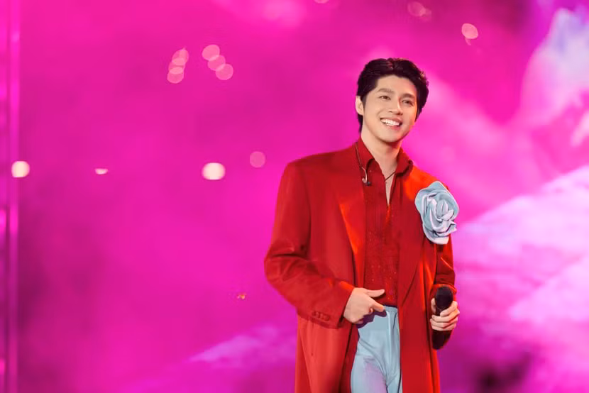 Noo ví sân khấu mình như vườn địa đàng, khán giả là các thiên thần và thiên sứ. Khán giả liên tục hò reo mỗi khi một bài hát được cất lên