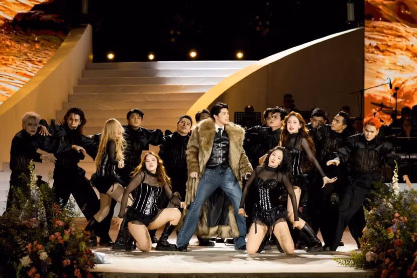 Sân khấu gây choáng ngợp với khán giả bởi độ đầu tư khủng với dàn LED cao, cách điệu chữ N là chữ cái đầu tiên của tên Noo Phước Thịnh