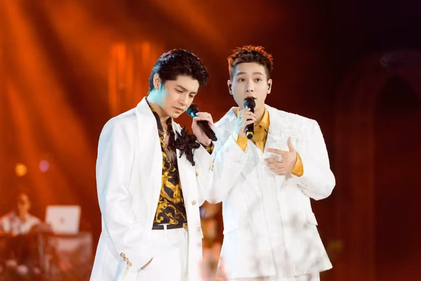 Xuất hiện đầu tiên trong 3 khách mời là Quân A.P, song ca cùng Noo liên khúc "Em đã thương người ta hơn anh - Bông hoa đẹp nhất"