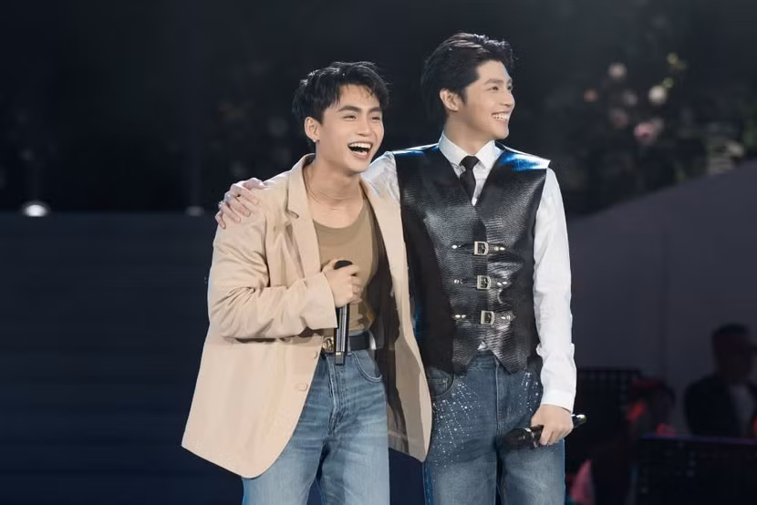 Bản hit "Chạm khẽ tim anh một chút thôi" của Noo Phước Thịnh được trao vào tay khách mời Mono. Hai con rồng 1988 và 2000, hai thế hệ nghệ sĩ đã vô cùng tình cảm biểu diễn nâng đỡ nhau