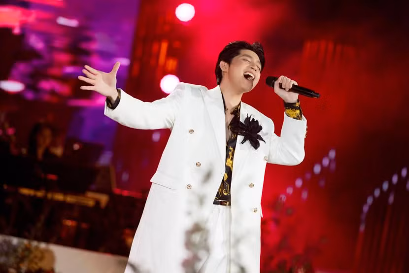 30 tiết mục với hơn 35 ca khúc suốt 3 tiếng, đủ các thể loại từ ballad, pop, R&amp;B, Jazz và kể cả phần vũ đạo cực cháy cho thấy Noo Phước Thịnh sau 17 năm ca hát vẫn luôn giữ một phong độ vững vàng và là nam ca sĩ hiếm hoi vừa có thực lực giọng hát vừa có khả năng biểu diễn