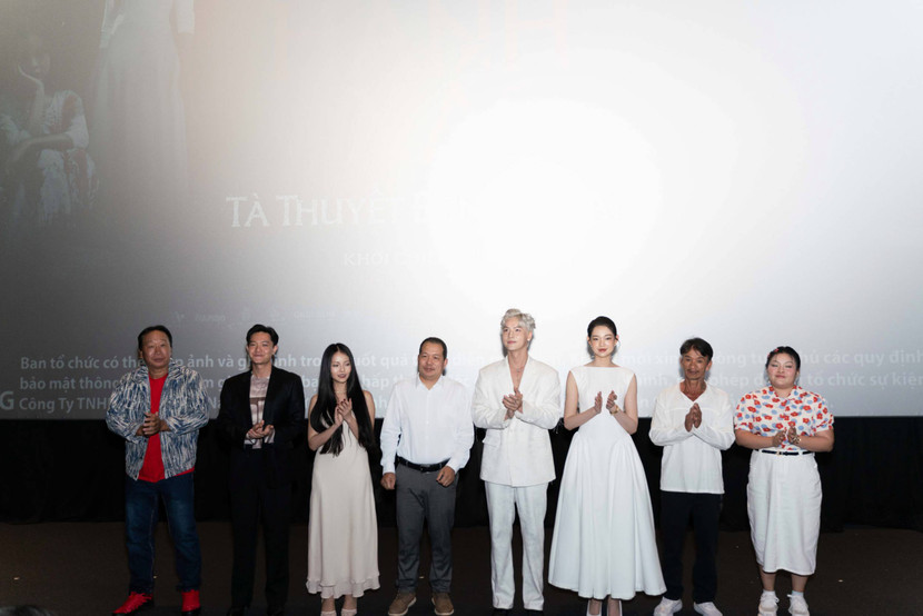 Đạo diễn Lương Đình Dũng và các diễn viên của &quot;Đồi hành xác: Tà thuyết đen trở lại&quot;