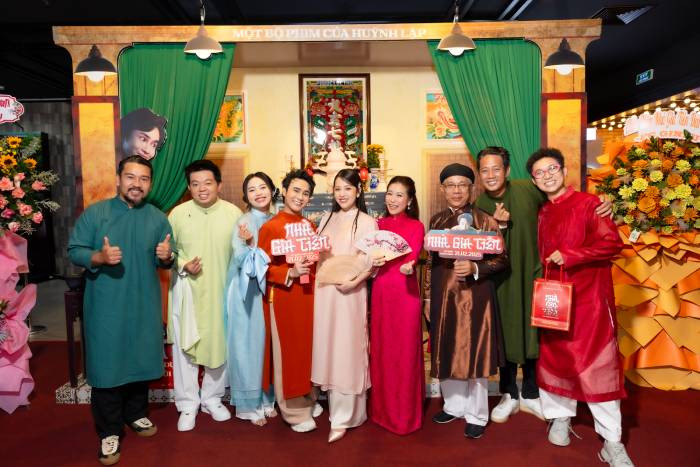 Dàn diễn viên của "Nhà gia tiên" tại buổi họp báo ra mắt