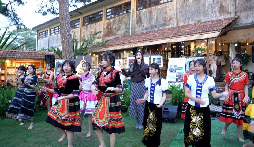 Phúc Anh biểu diễn cùng các bạn nhỏ Phúc Anh biểu diễn cùng các bạn nhỏ