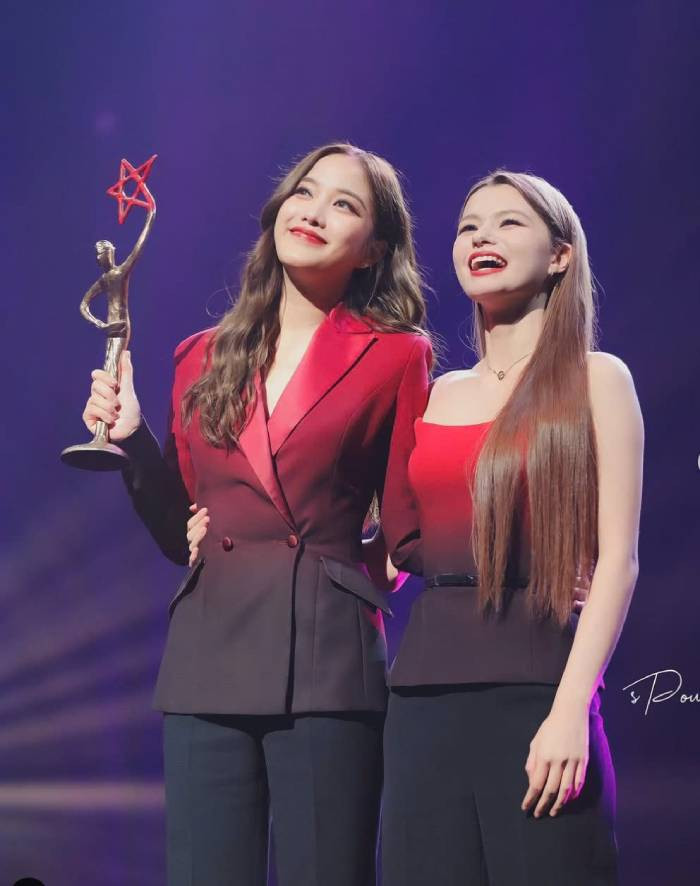 Cùng với Becky Rebecca Armstrong, Freen tạo nên một cặp đôi màn ảnh gây sốt với diễn xuất tự nhiên, lôi cuốn Cùng với Becky Rebecca Armstrong, Freen tạo nên một cặp đôi màn ảnh gây sốt với diễn xuất tự nhiên, lôi cuốn