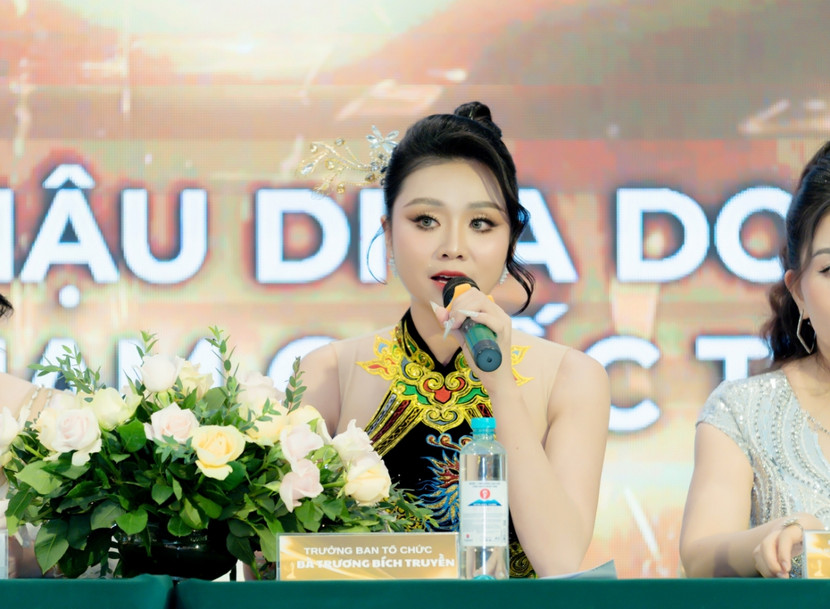 Bà Trương Bích Truyền, trưởng BTC cuộc thi chia sẻ tại họp báo Bà Trương Bích Truyền, trưởng BTC cuộc thi chia sẻ tại họp báo