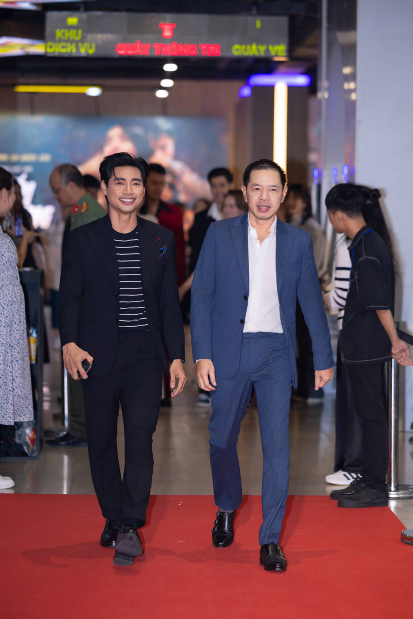 Diễn viên Thái Hoà và Lợi Trần trên thảm đỏ công chiếu &quot;Tử chiến trên không&quot; ở Hà Nội