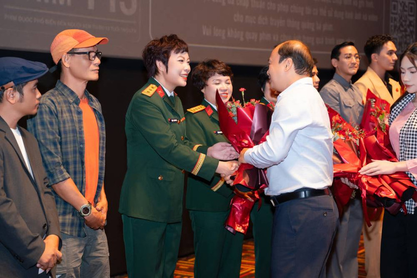 Ông Lê Hải Bình - Uỷ viên dự khuyết Ban Chấp hành Trung ương Đảng, Thứ trưởng thường trực Bộ Văn hoá, Thể thao & Du lịch tặng hoa chúc mừng đoàn phim "Mưa đỏ" Ông Lê Hải Bình - Uỷ viên dự khuyết Ban Chấp hành Trung ương Đảng, Thứ trưởng thường trực Bộ Văn hoá, Thể thao & Du lịch tặng hoa chúc mừng đoàn phim "Mưa đỏ"