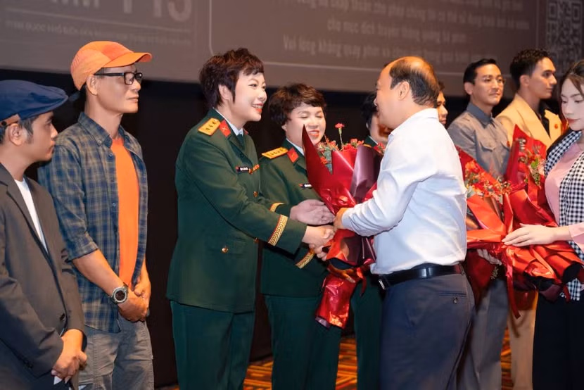 Ông Lê Hải Bình - Uỷ viên dự khuyết Ban Chấp hành Trung ương Đảng, Thứ trưởng thường trực Bộ Văn hoá, Thể thao &amp; Du lịch tặng hoa chúc mừng đoàn phim "Mưa đỏ"