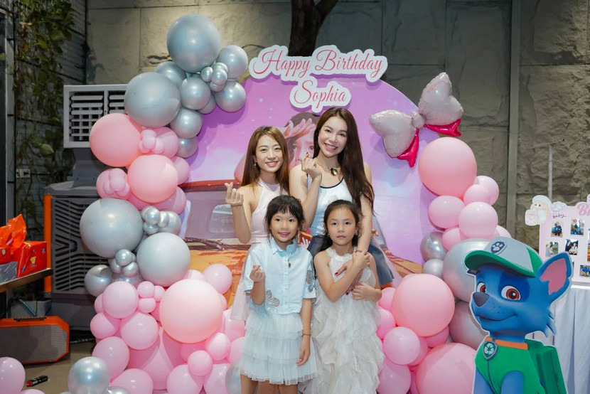 Từ hình ảnh người mẹ đơn thân từng nhiều lần đối mặt với áp lực dư luận, người đẹp giờ đây ngày càng vững vàng, toả sáng với phong cách sống tích cực và truyền cảm hứng