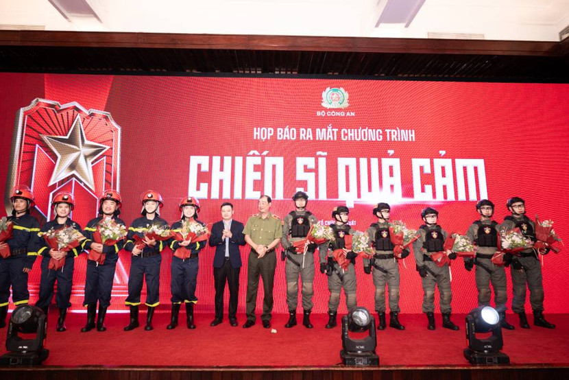 Thiếu tướng Lê Hồng Hiệp cùng dàn nghệ sĩ của chương trình "Chiến sĩ quả cảm"