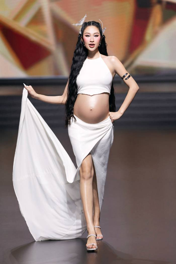 Top 5 Miss Universe Vietnam 2023 - người mẫu Phạm Thư khoe bụng bầu trên sàn diễn Top 5 Miss Universe Vietnam 2023 - người mẫu Phạm Thư khoe bụng bầu trên sàn diễn