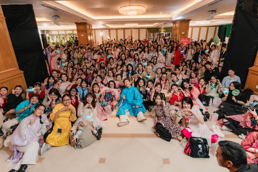 Rất đông fan hâm mộ đã chờ đợi và có mặt tại buổi hop mặt Rất đông fan hâm mộ đã chờ đợi và có mặt tại buổi hop mặt