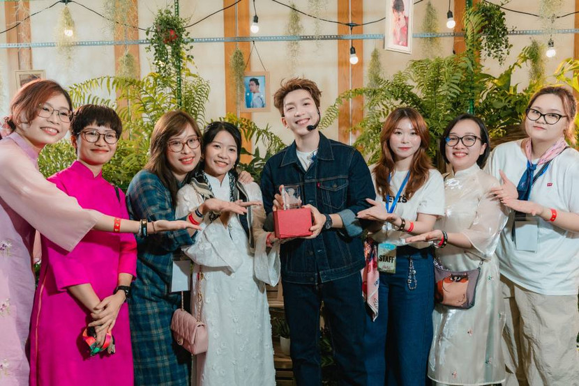 Tăng Phúc cùng người hâm mộ tại fan meeting đầu tiên Tăng Phúc cùng người hâm mộ tại fan meeting đầu tiên