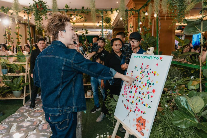 Anh cũng nhiệt tình tham gia các hoạt động cùng fan tại buổi gặp gỡ này Anh cũng nhiệt tình tham gia các hoạt động cùng fan tại buổi gặp gỡ này