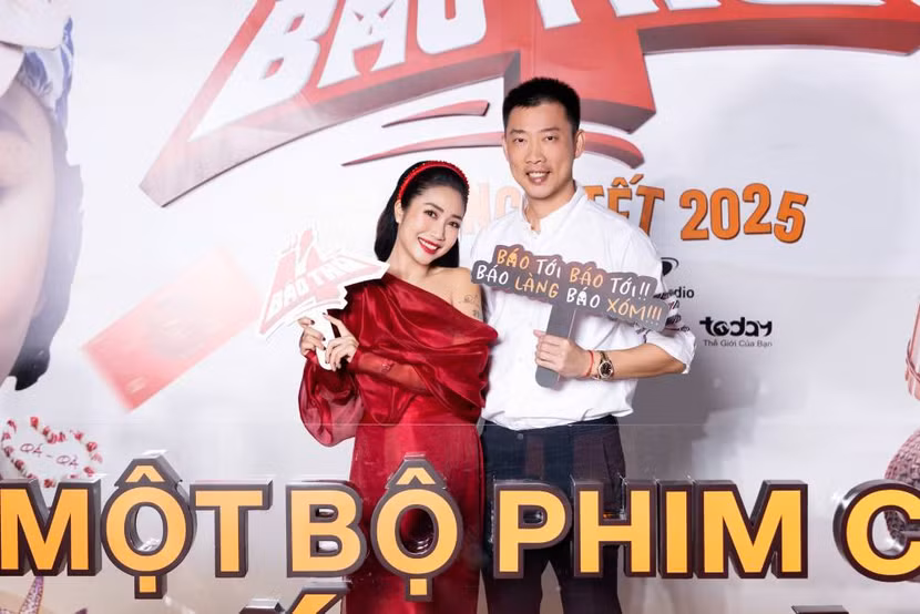 Vợ chồng Ốc Thanh Vân đến chúc mừng Trấn Thành và ekip. Cặp đôi đã đưa các con trở về Việt Nam sau hơn 1 năm sống tại Úc