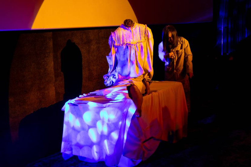 Nhân vật "ma không đầu" xuất hiện trên sân khấu để giao lưu với khán giả Nhân vật "ma không đầu" xuất hiện trên sân khấu để giao lưu với khán giả