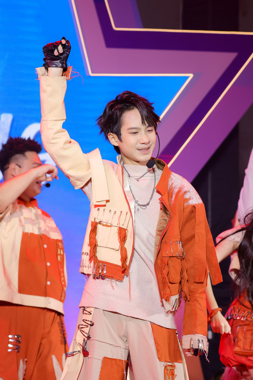 Con trai lớn của Lý Hải Minh Hà toả sáng trên sân khấu ra mắt "Lật mặt 8"