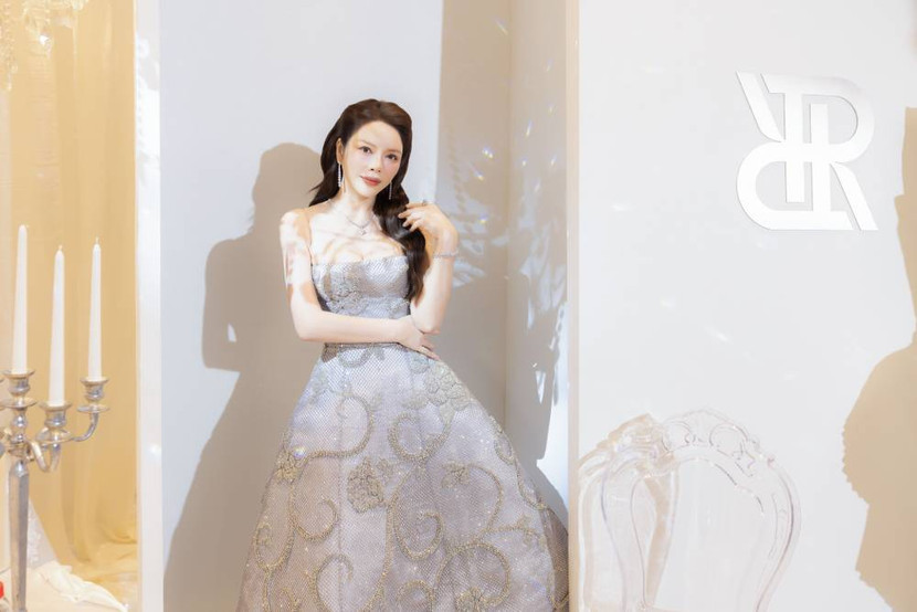 Lý Nhã Kỳ khoe dáng trong bộ đầm corset làm bằng vải ép đá màu ánh bạc, tốn 160 giờ thực hiện với kỹ thuật thêu tay nổi 3D, đính hàng nghìn hạt cườm, đá pha lê tạo họa tiết hoa Lý Nhã Kỳ khoe dáng trong bộ đầm corset làm bằng vải ép đá màu ánh bạc, tốn 160 giờ thực hiện với kỹ thuật thêu tay nổi 3D, đính hàng nghìn hạt cườm, đá pha lê tạo họa tiết hoa