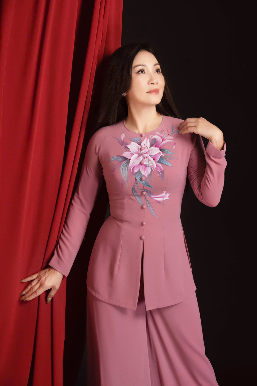 Nghệ sĩ Hồng Đào trong trang phục của NTK Đặng Trọng Minh Châu