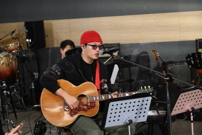 Khánh mời Kim Fell chinh phục trái tim khán giả với bản solo "Excuses"