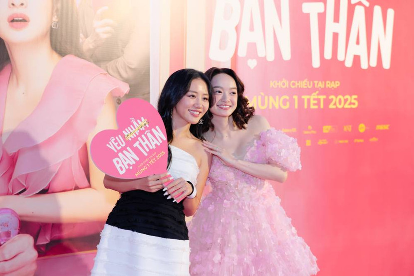 Văn Mai Hương đến chúc mừng Kaity Nguyễn và đoàn phim