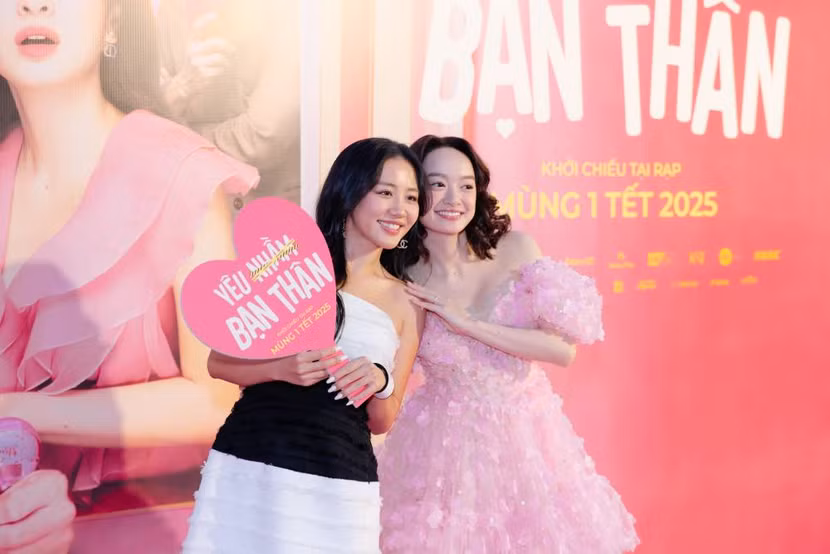 Văn Mai Hương đến chúc mừng Kaity Nguyễn và đoàn phim